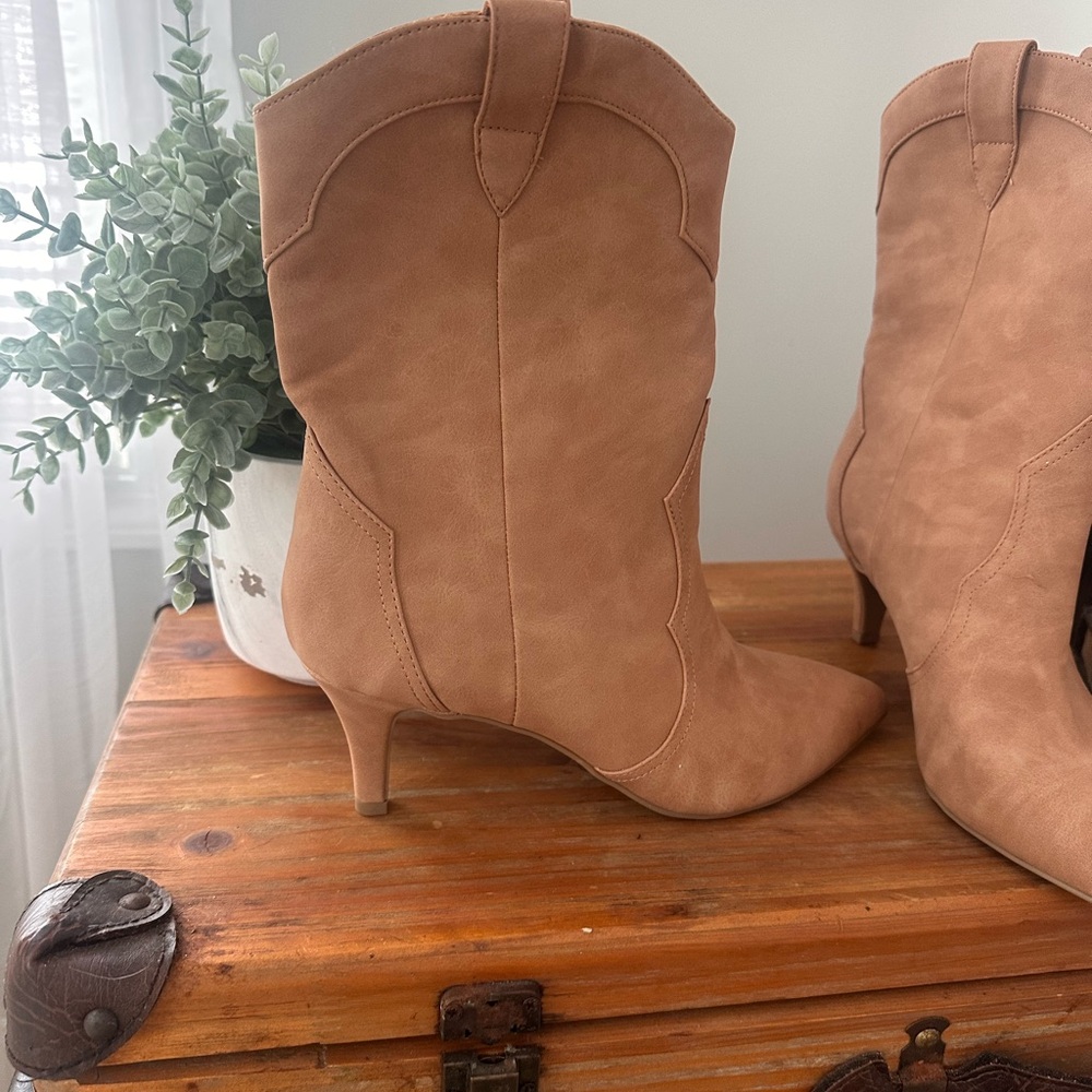 NWOT Dolce Vita kitten heel booties